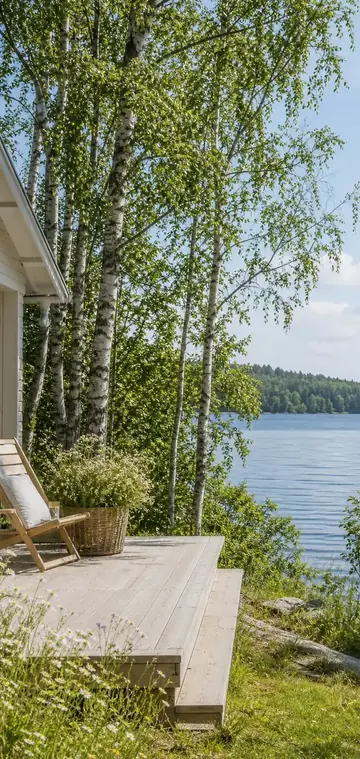 Kesäinen terassi järven rannalla